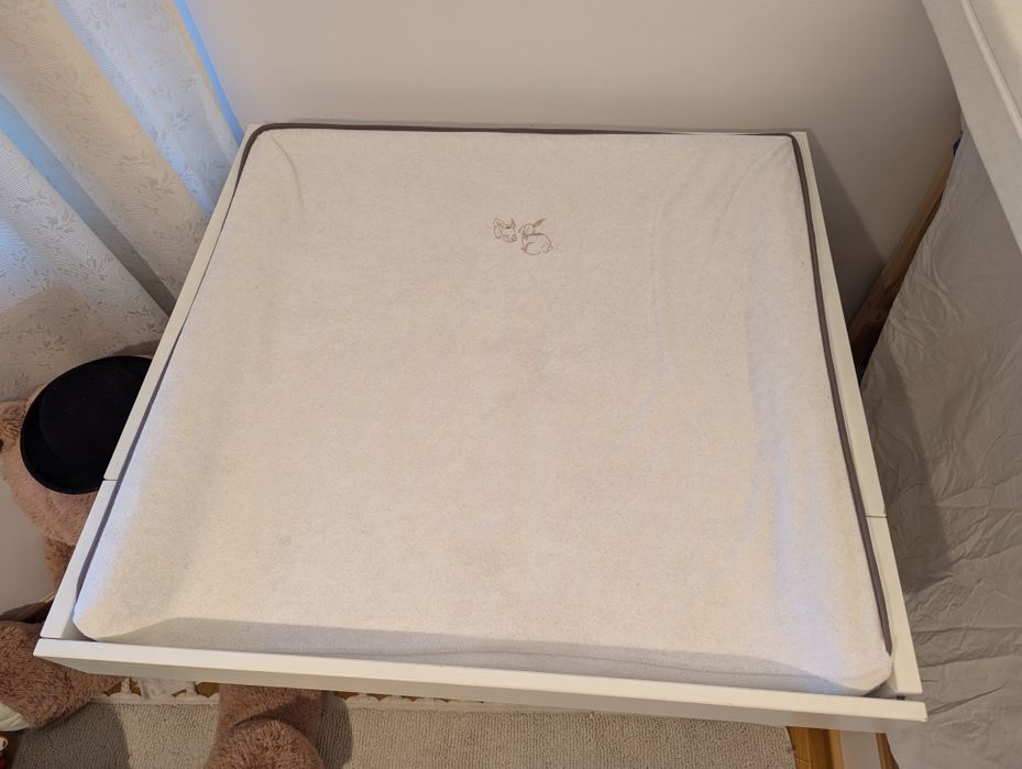Komoda przewijak MYLLRA IKEA z matą oraz pojemnikami z koszem