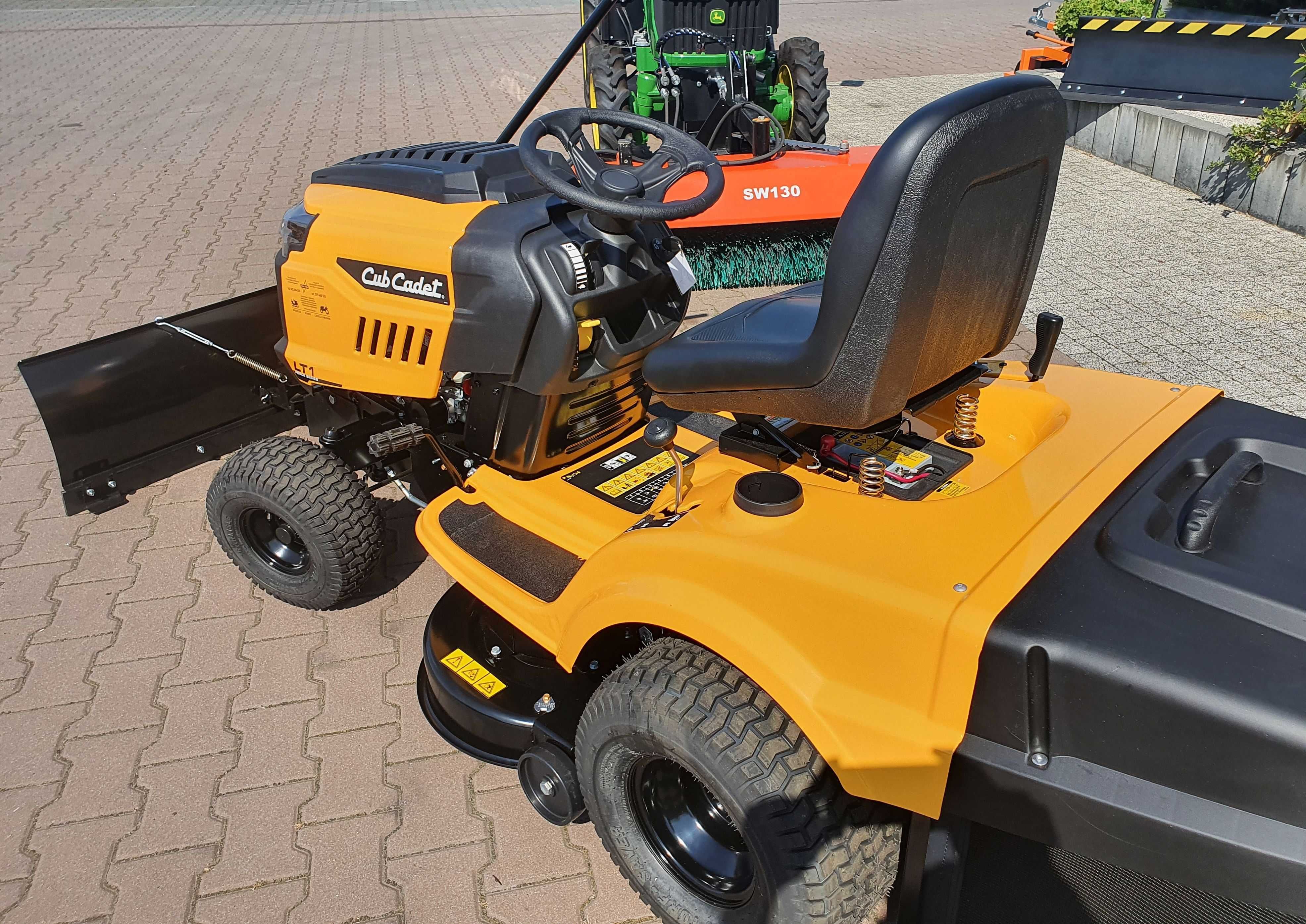 Traktorek kosiarka pług śnieżny Cub Cadet LT1NR92 z koszem