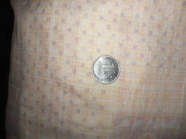 Монета номіналом 1 рубль 2014 года, серебристого кольору ціна 400 грн.