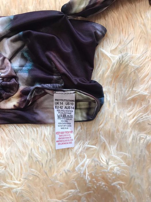 Короткий кроп топ з рукавами prettylittlething