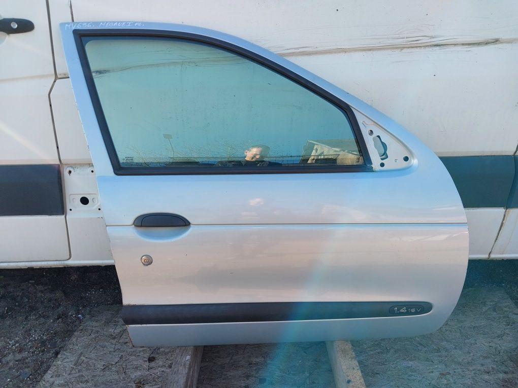 KOMPLETNE Drzwi przód przednie PRAWE Renault Megane I FL 2002rok MV636