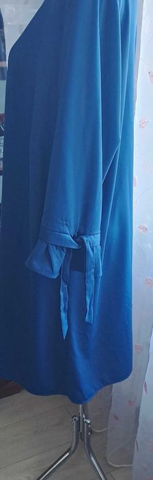 Świetna granatowa sukienka, prosta i elegancka