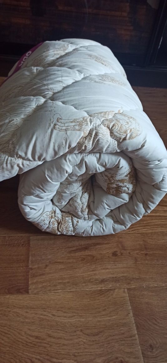 Продам одеяло из овечьей шерсти.