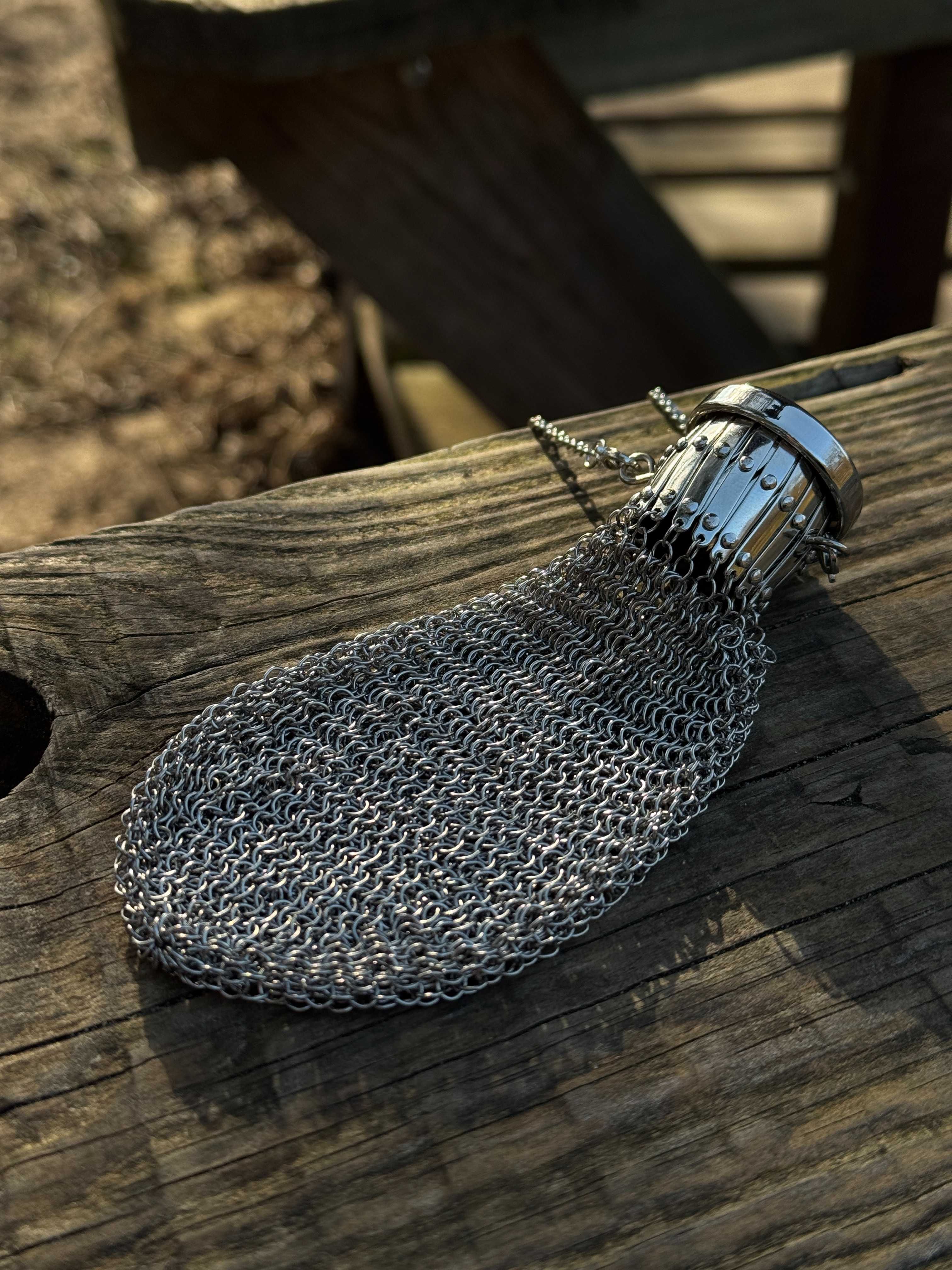 Unikalna sakiewka z metalu – handmade, łańcuszek