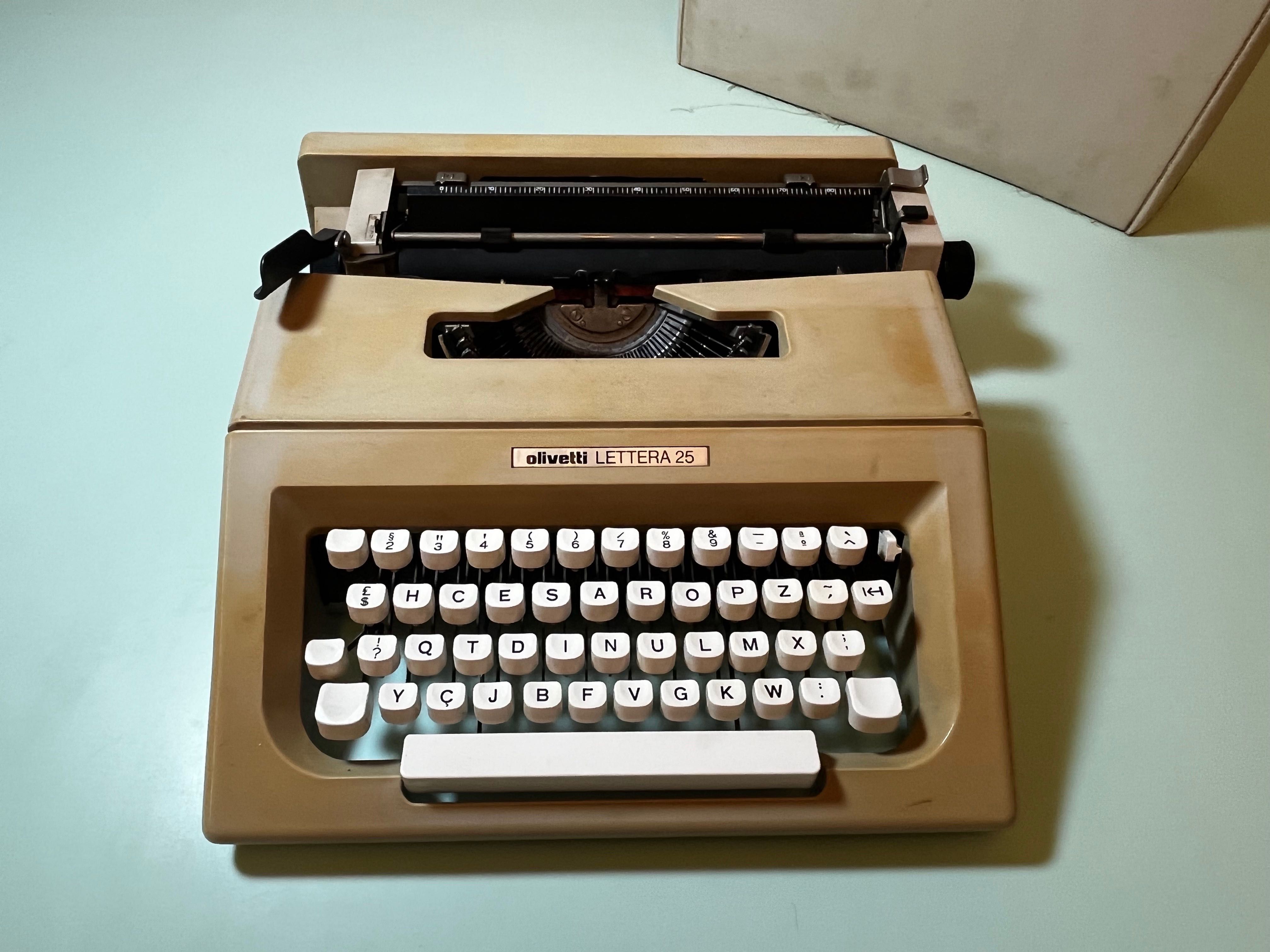 Máquina de Escrever Olivetti Lettera 25