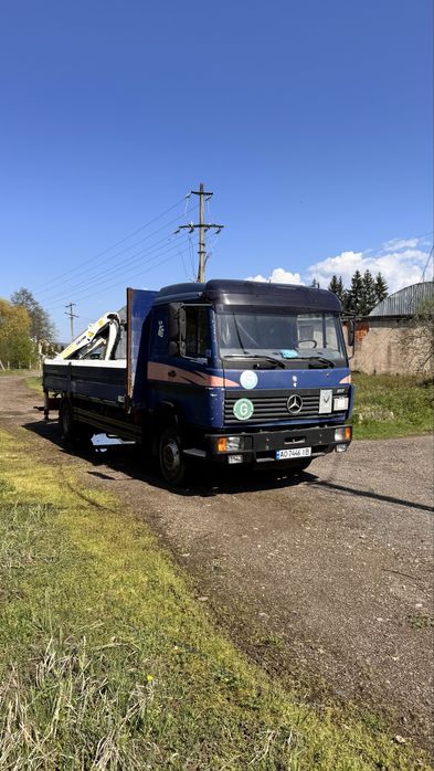 Автомобіль з краном маніпулятором