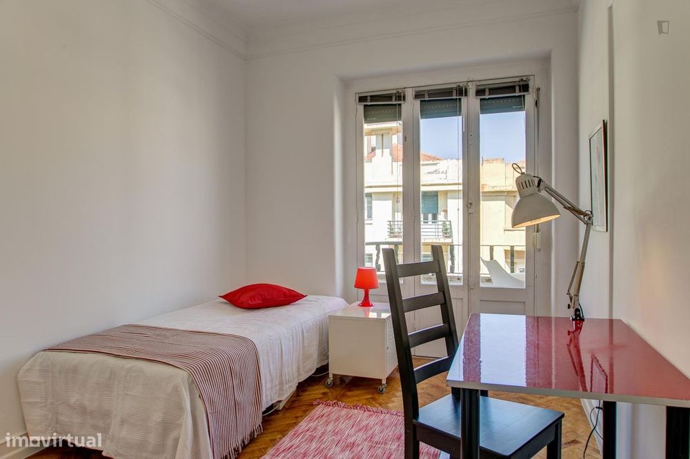 814 - Quarto com cama de solteiro, com varanda...