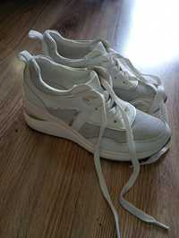 Błyszczące białe adidasy sneakersy 37 Clara Barson CCC
