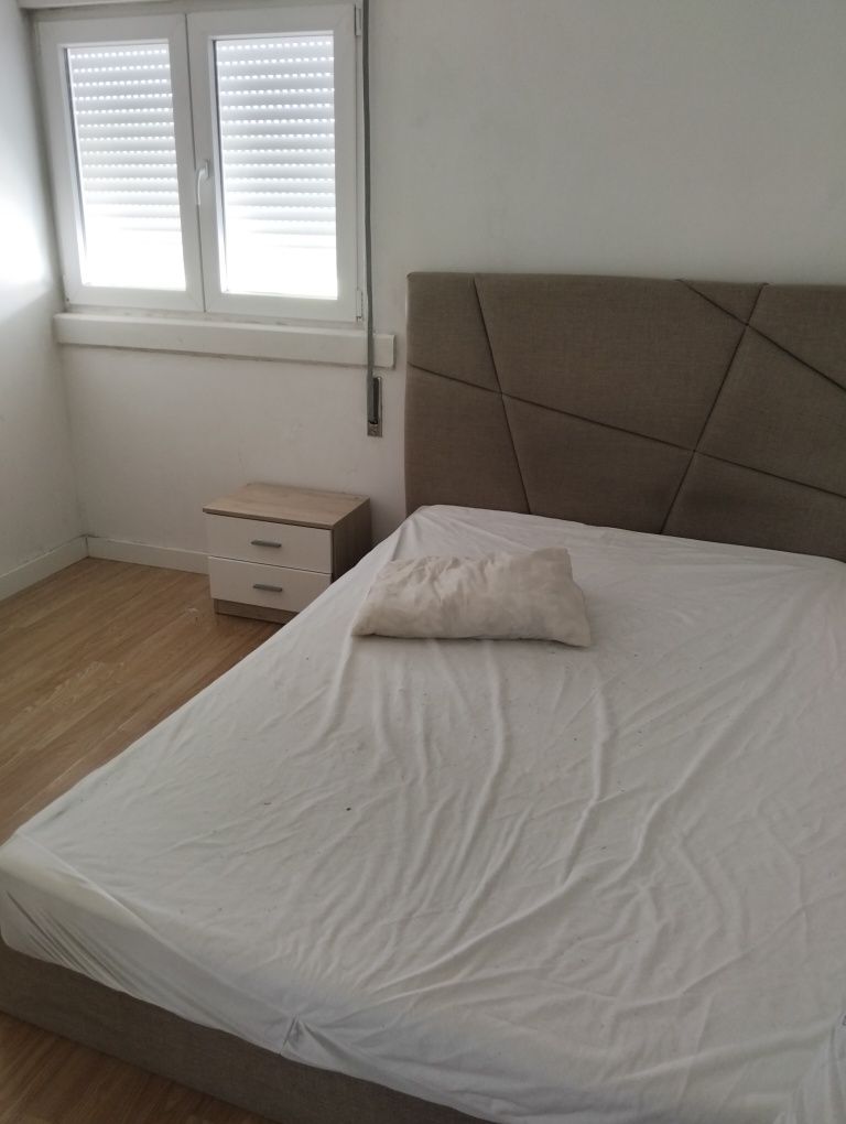 Quarto disponível em Loures
