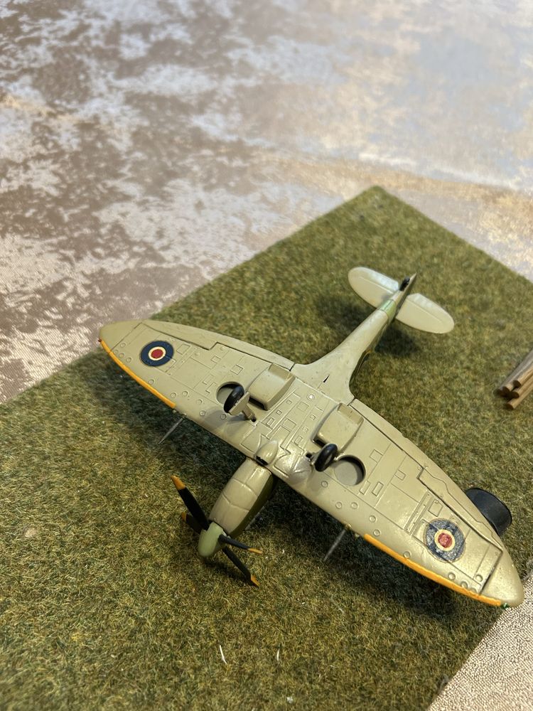 Model myśliwca Supermarine Spitfire Mk IX 126 Dyonu RAF w skali 1:72