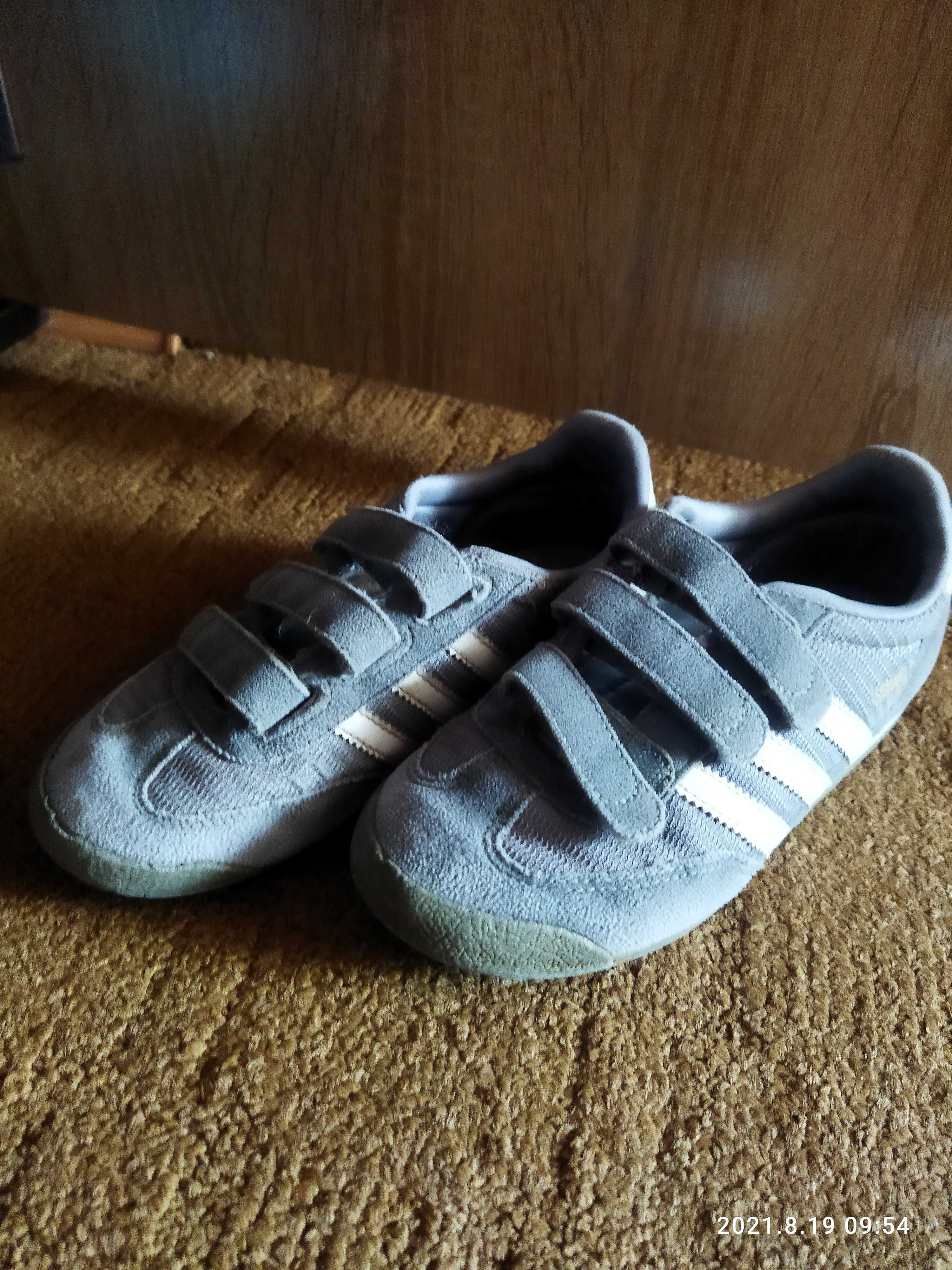 adidas    кросівки  30,5