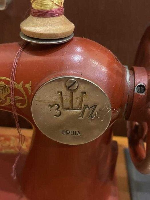 Іграшкова вінтажна швейна машинка