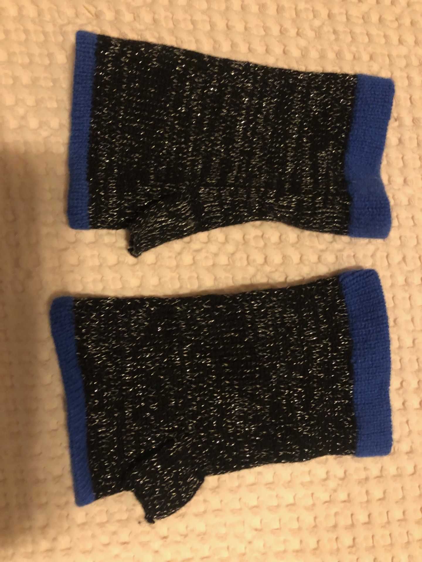 meias luvas em preto e dourado com barra azul muito práticas e quentes