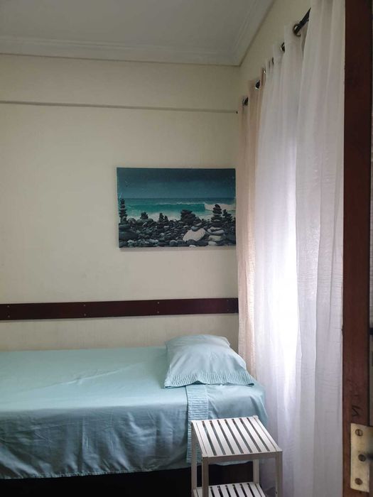 Quarto para estudante com casa de banho privativa.