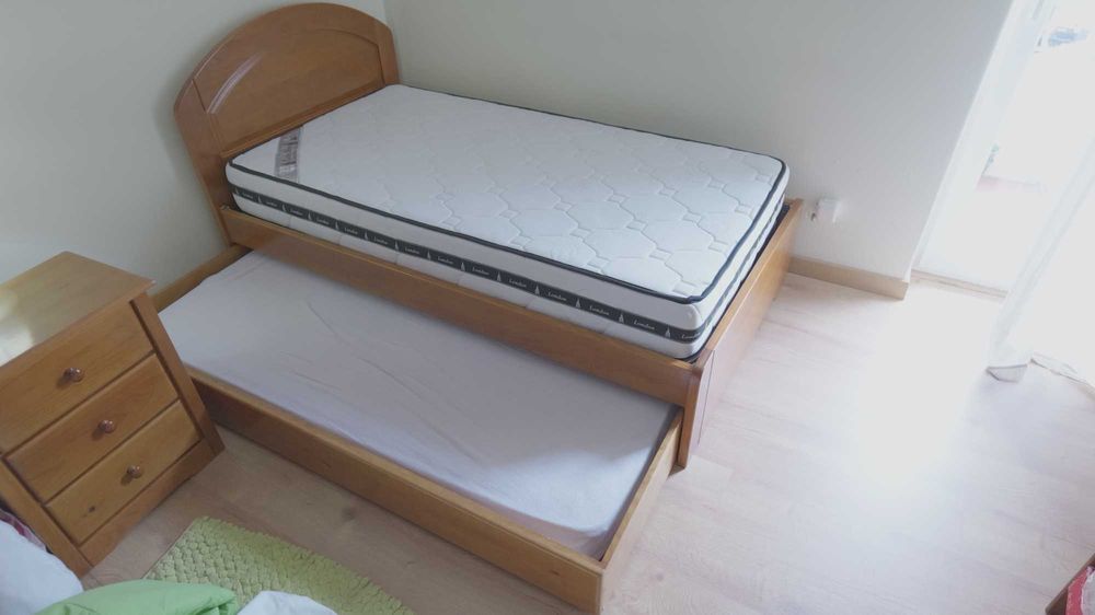 Cama solteiro + mesa cabeceira