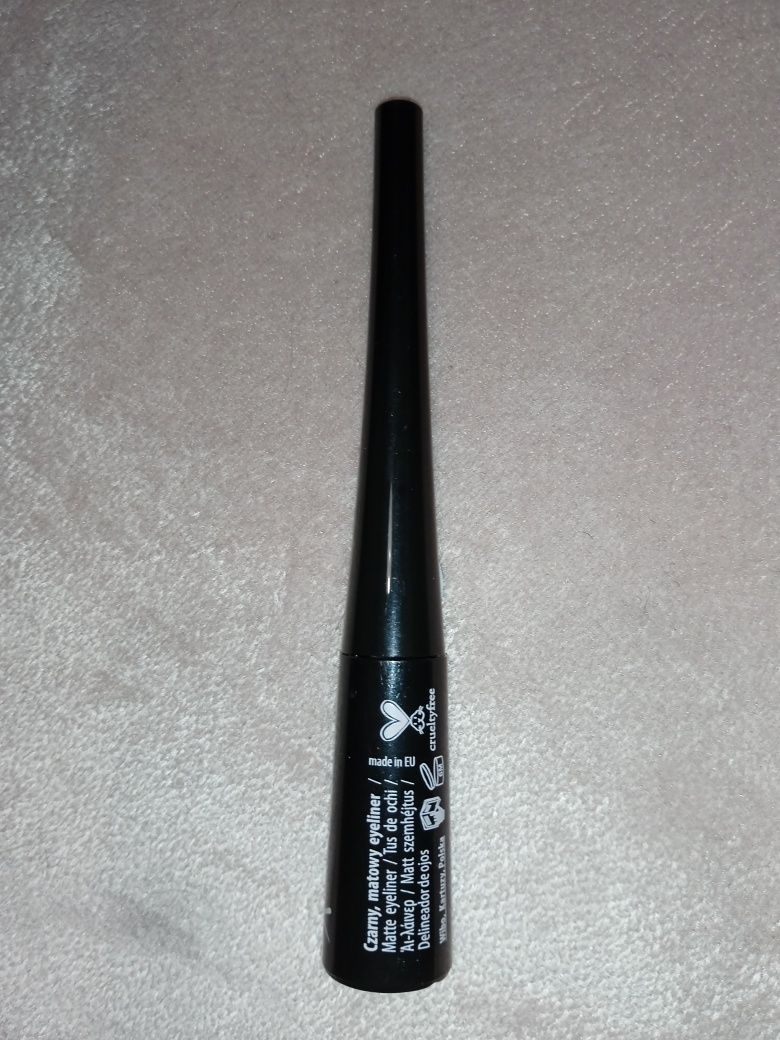 Czarny eyeliner Lovely w kałamarzu cruelty free