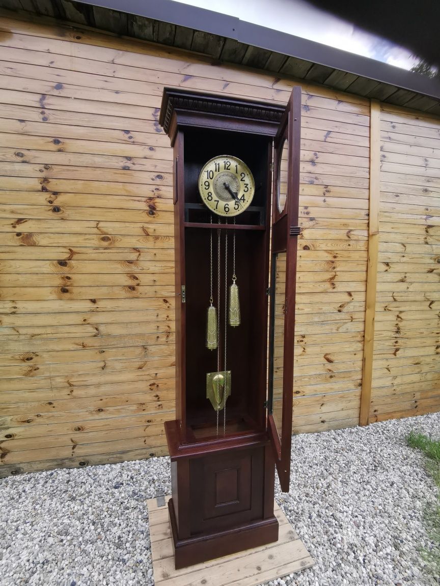 Duży odrestaurowany zegar