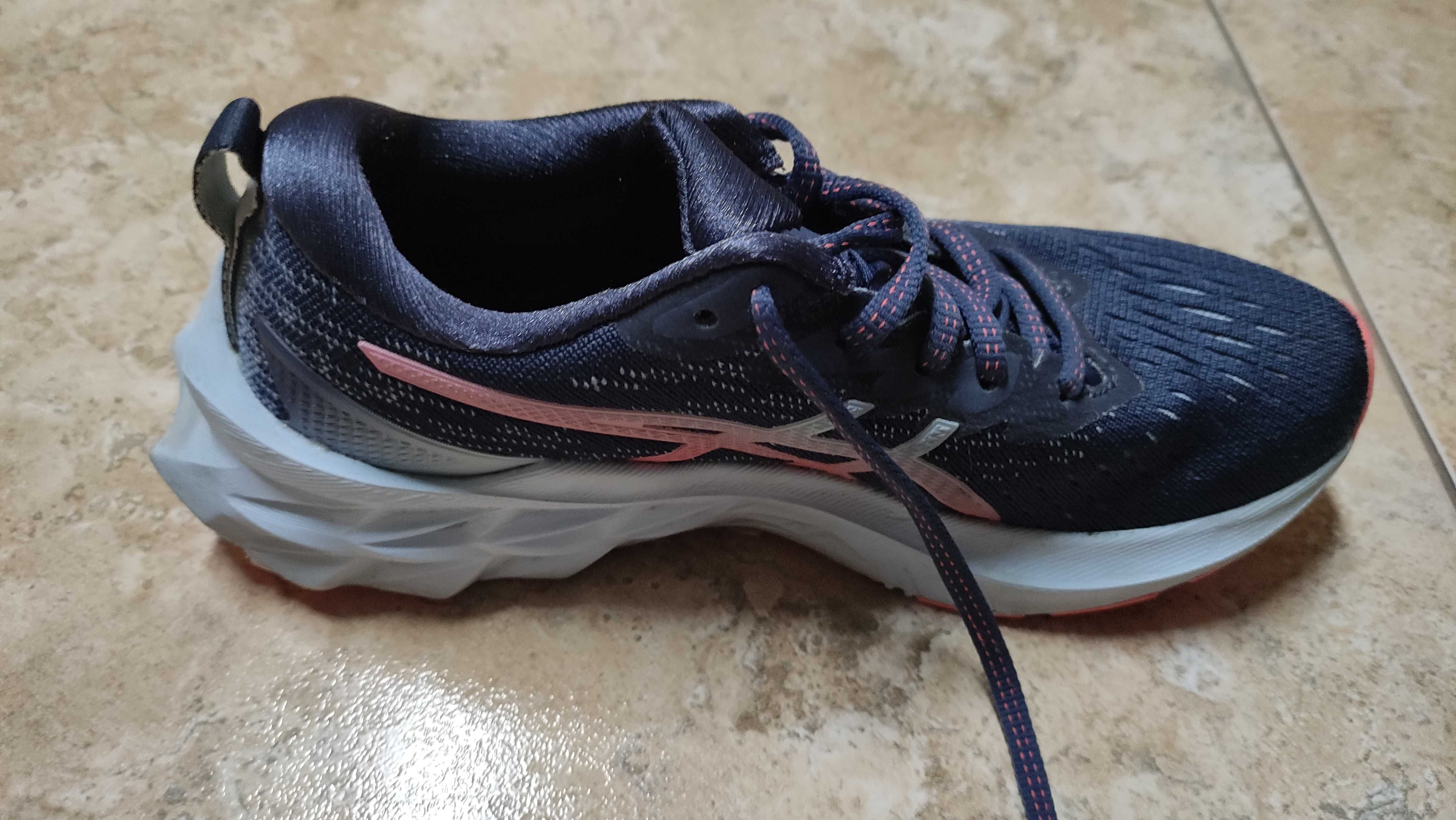 ASICS Novablast 2