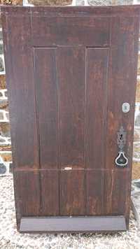porta antiga de madeira maciça com ferragens metálicas
