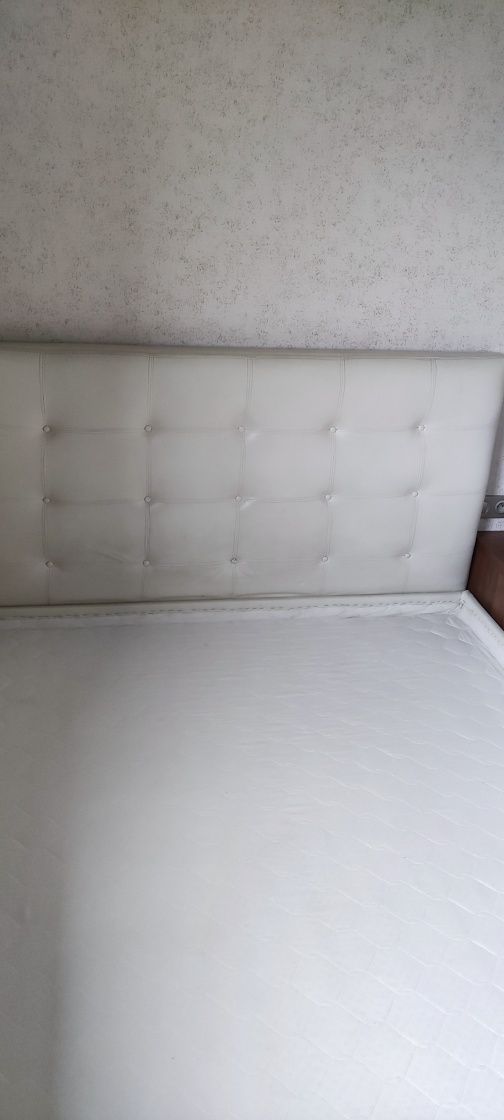 Białe skorzane tapicerowane/ pikowane łóżko