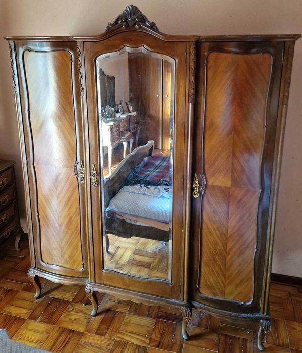 Mobília antiga de quarto