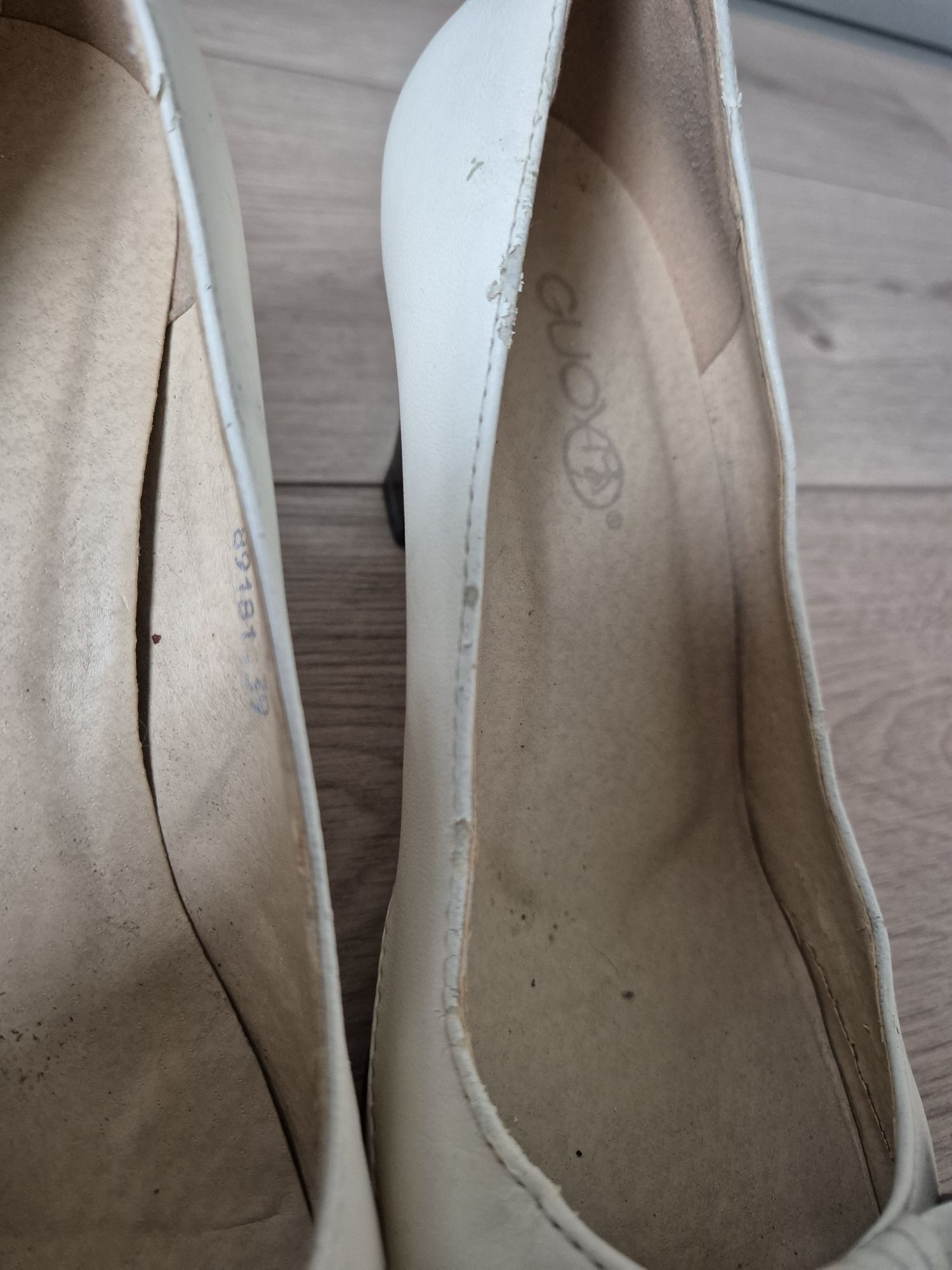 Buty na obcasie kremowe Guoyao 39 używane