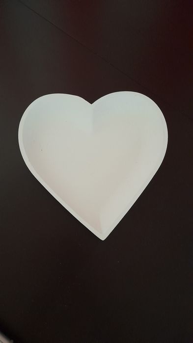 Nowa biała lekka gipsowa podstawka taca patera serce