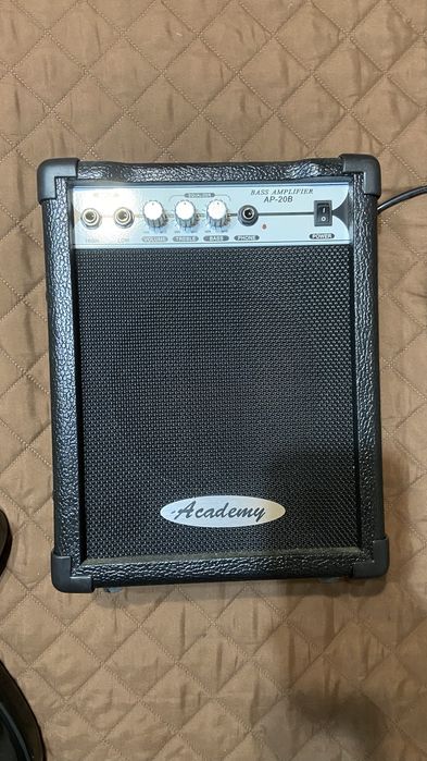 Baixo eletrico e amplificador