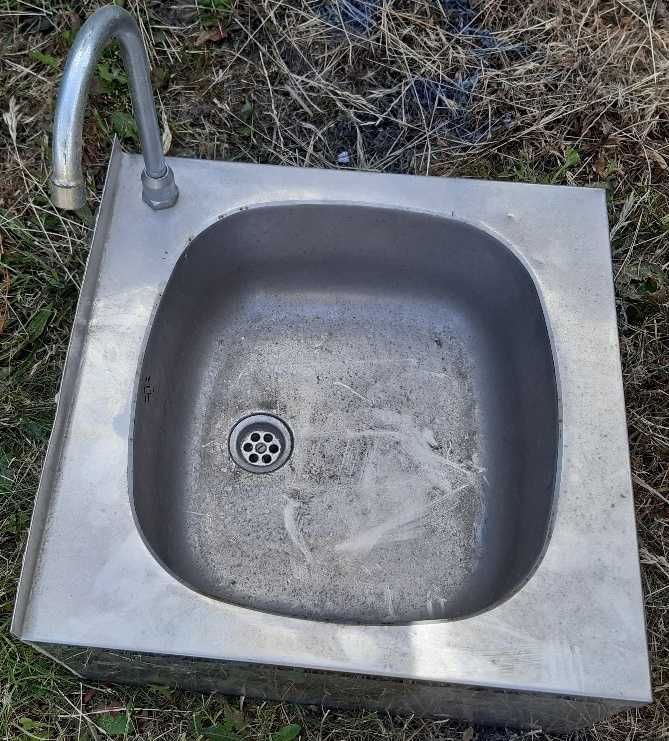 Stalowa nierdzewna umywalka z regulacją i baterią używana