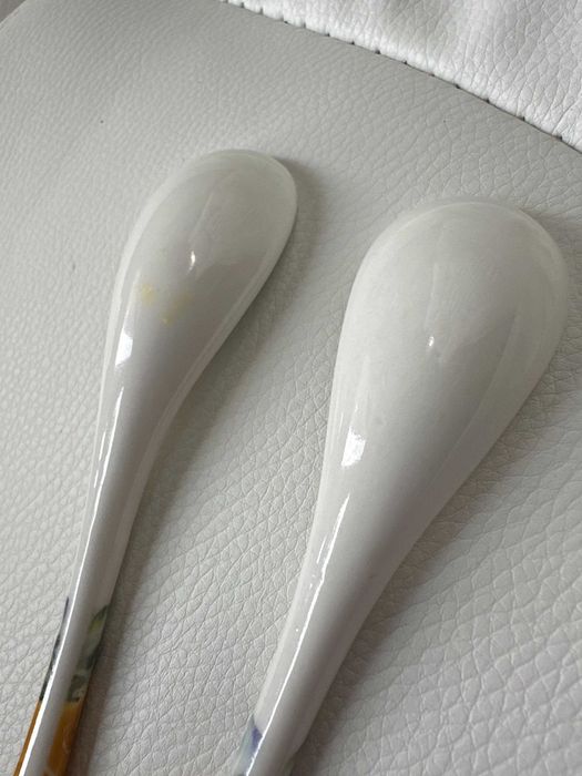 Dwie łyżeczki łyżki w żółte kwiaty