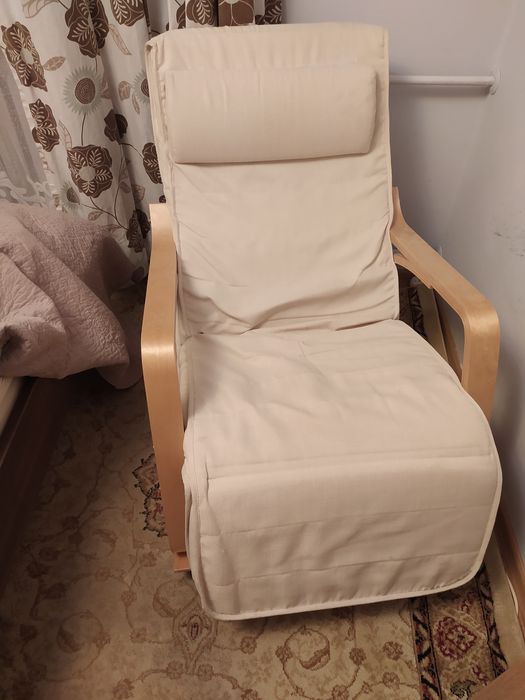 Fotel bujany z regulowanym podnóżkiem i poduszką