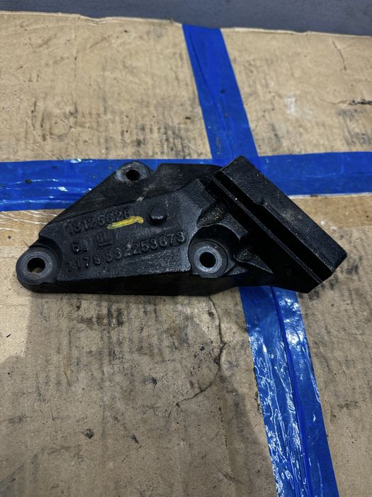 Кронштейн двигателя правый Opel Astra H Zafira B