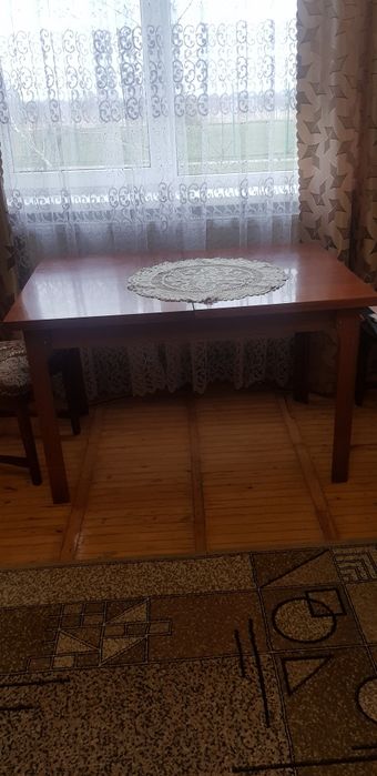 Стіл до вітальні