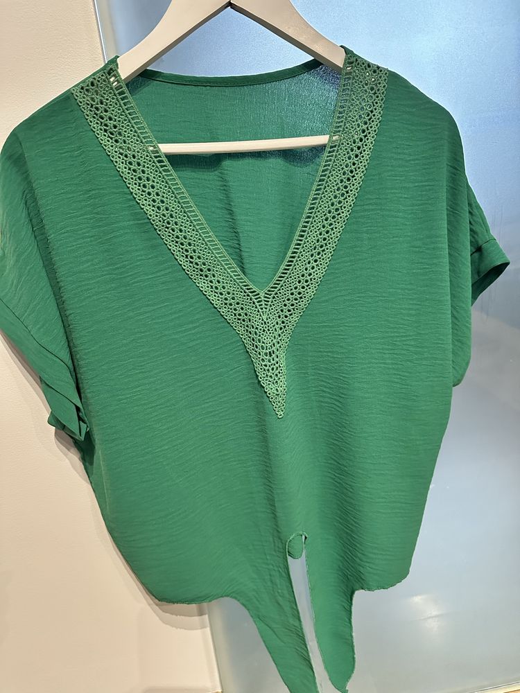Varias camisas e blusas