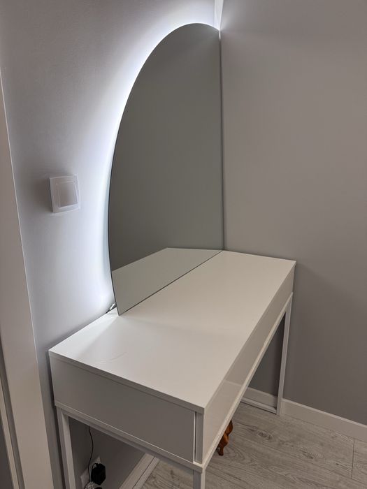 Toaletka kosmetyczna QUINNIE z lustrem biała push