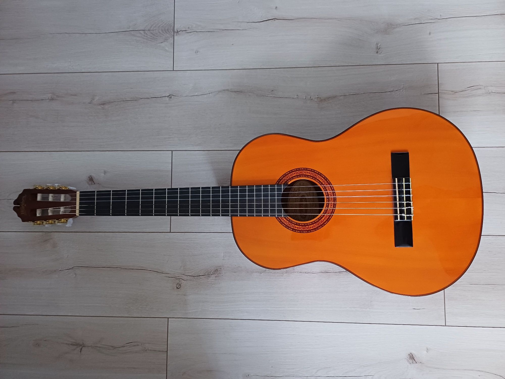 Spawarka gitarę klasyczną Washburn