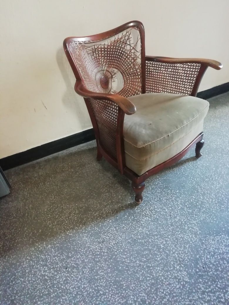 krzesło tapicerowane  produkcji  Fabryki Mebli Stylowych.