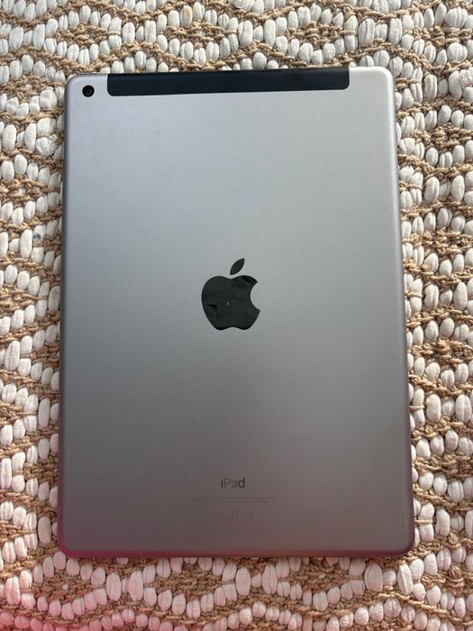 Ipad Apple 6th gen. ModelA1954  32 GB Space gray