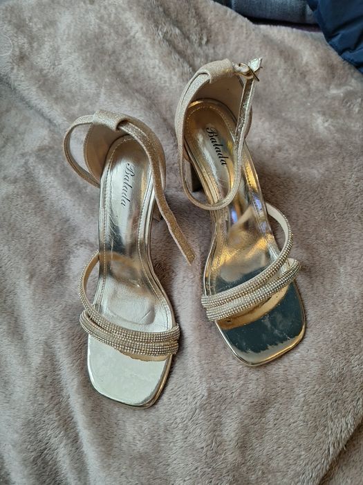 Złote brokatowe buty