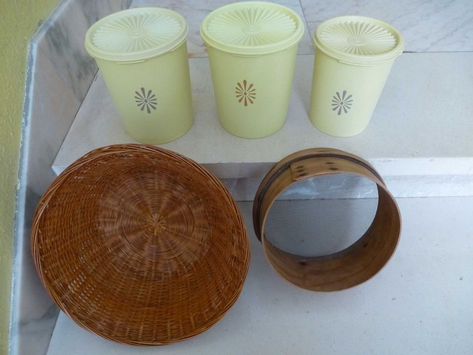 Caixas tupperware, peneira e cesta verga