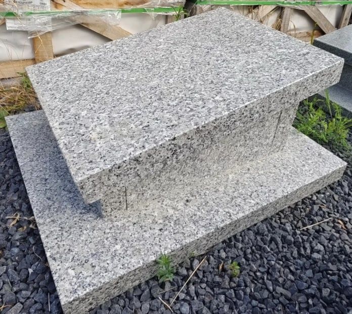 90x60  cm.  Z granitu  strzegomskiego