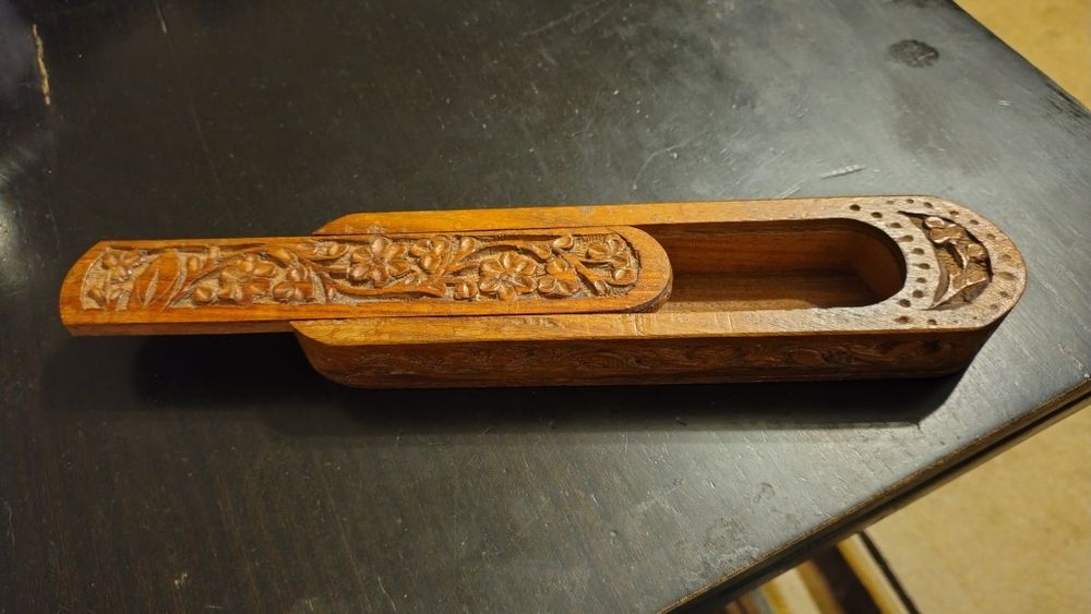 Drewniane rzeźbione etui/piórnik na długopisy.