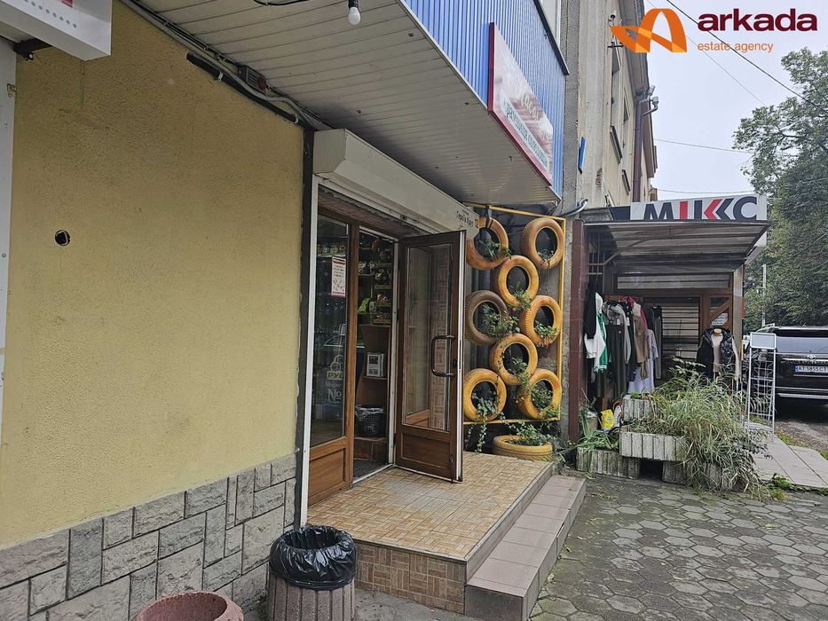 Комерція вул. Героїв Крут (орт. вул Грюнвальська, біля скверу)