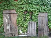 Drewniane drzwi z zawiasami do renowacji