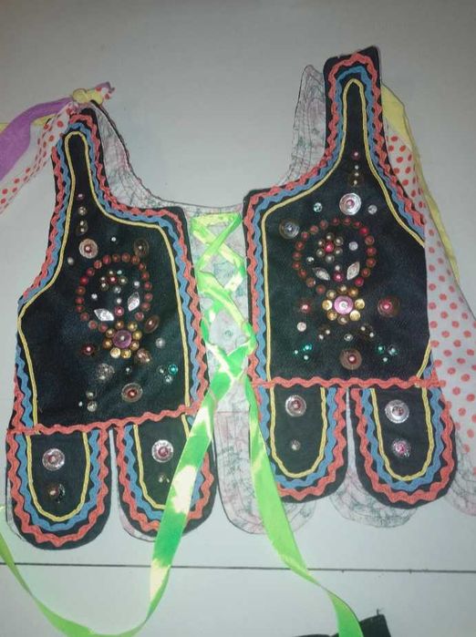 Krakowski strój krakowianka sypanie kwiatów folk