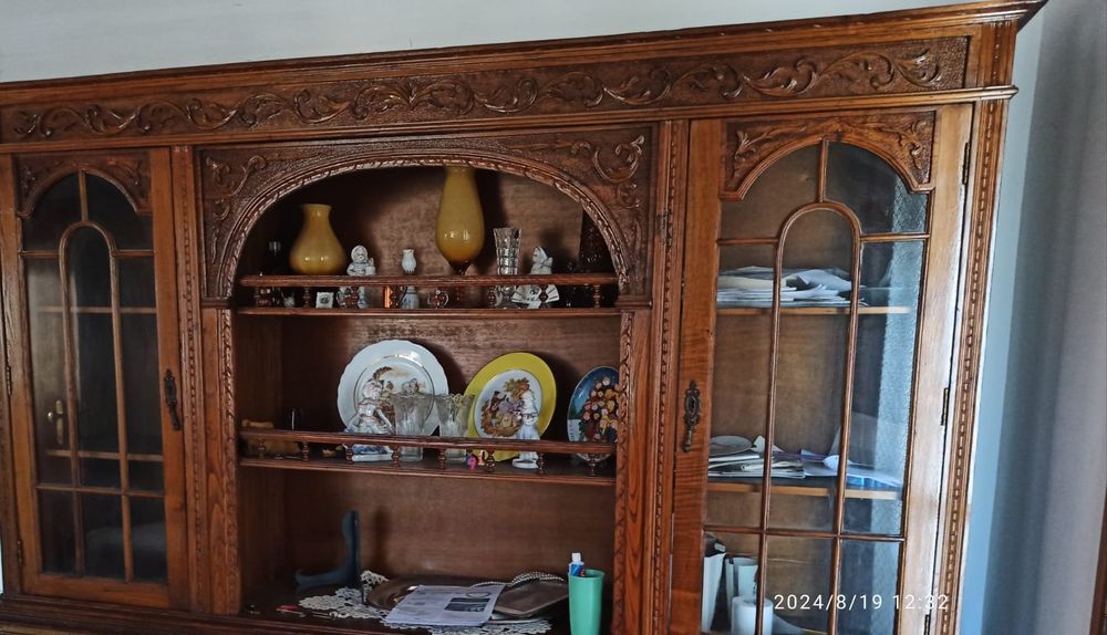 Cristaleira em madeira trabalhada.