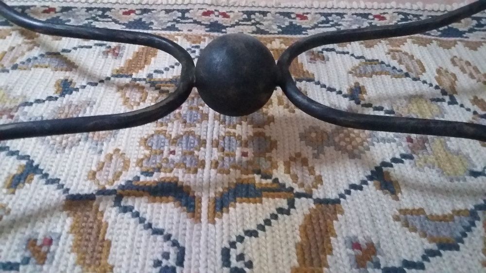 Mesa de centro com estrutura em ferro e tampo de vidro bicelado