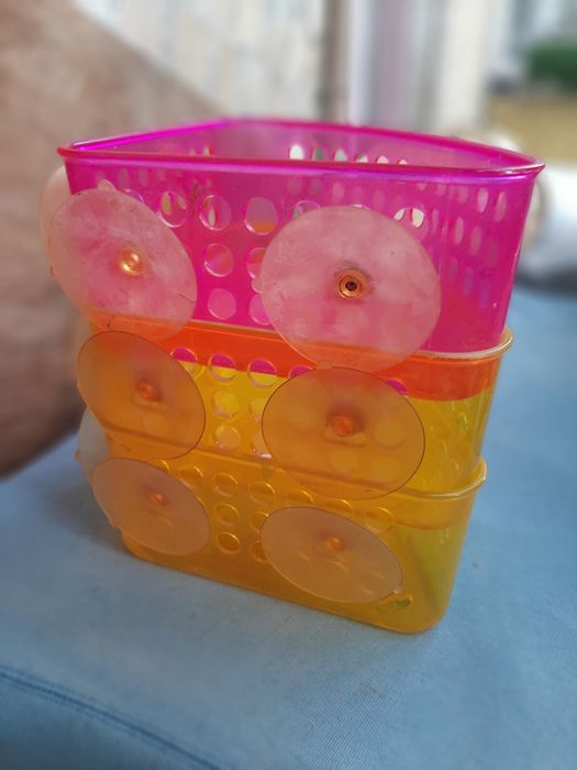 Полки пластмасові для ванної кімнати на липучках.