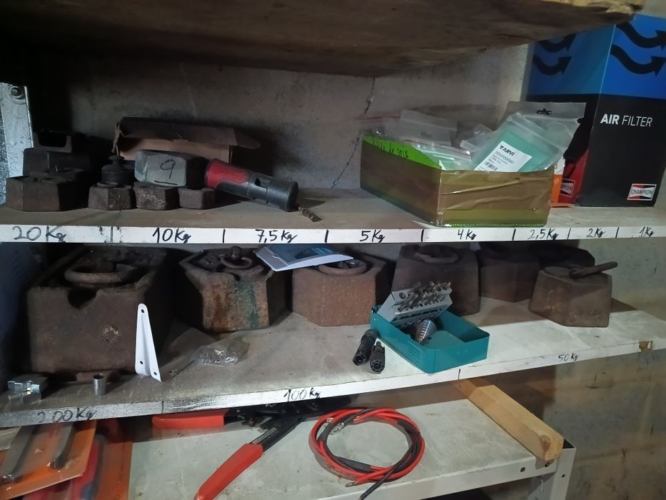 Balança decimal antiga com pesos