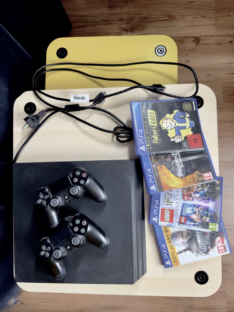 PlayStation 4 pro, 2 pady, 5 gier, PS4 PRO